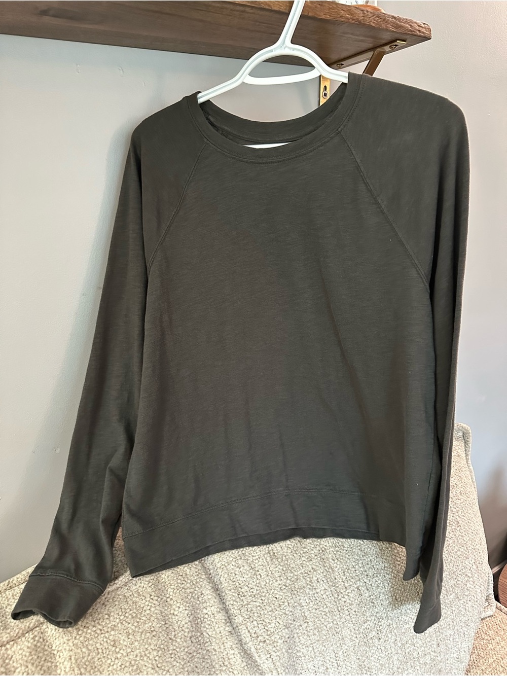 Thread & Supply Women’s Gray Crewneck Long Sleeve Shirt